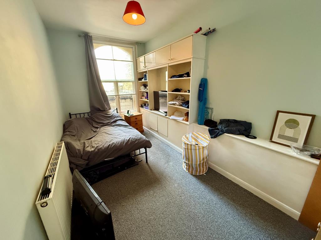 Lot: 137 - FLAT FOR INVESTMENT - Bedroom